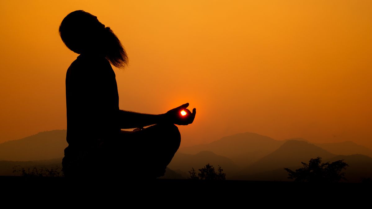 Navratri-Special-2025 Navratri Special 2025: घर में सुख और समृद्धि के लिए Powerful मंत्र जाप